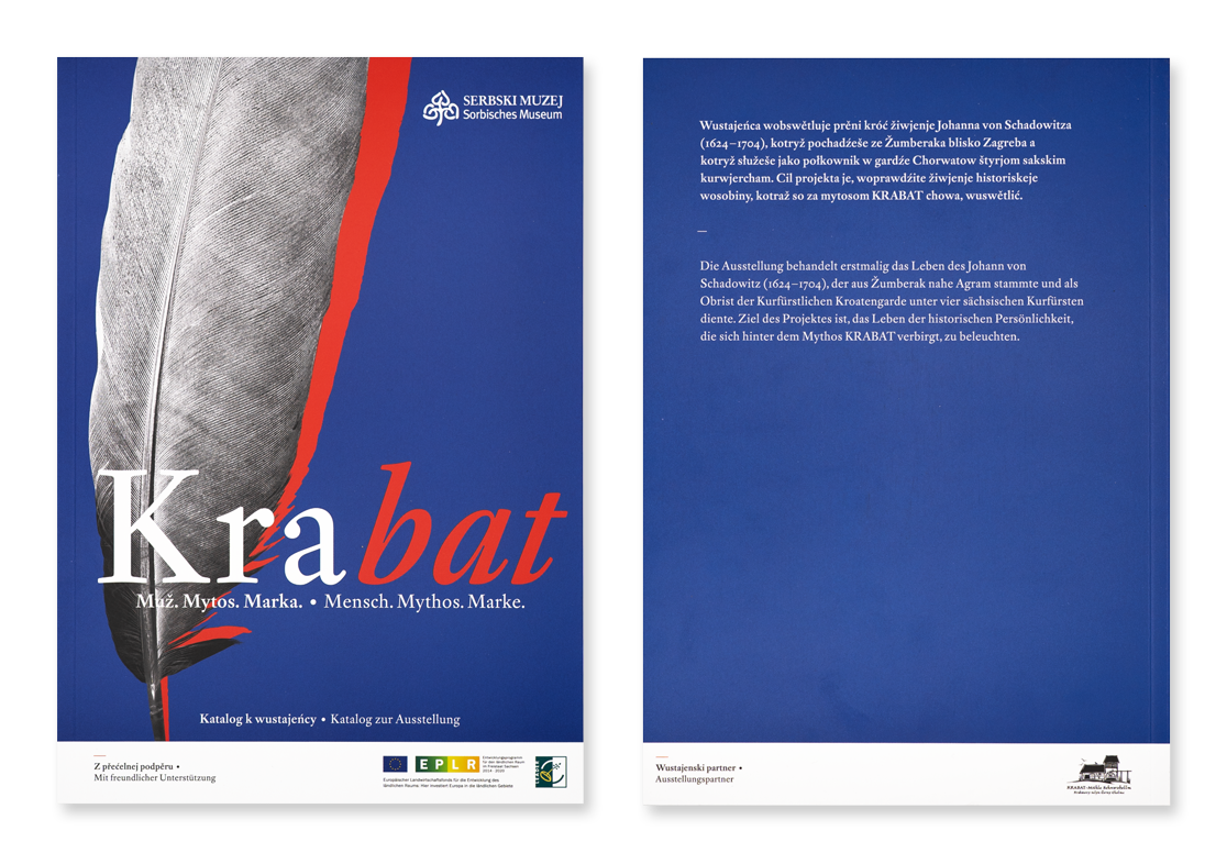 Katalog „Krabat – Mensch. Mythos. Marke“ des Sorbischen Museums Bautzen mit Feder auf dem Cover