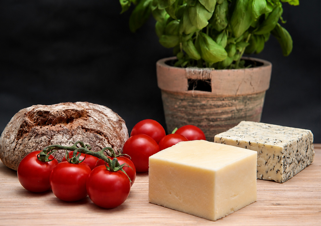 Käse Krabatello mit Tomaten, Brot und Basilikum