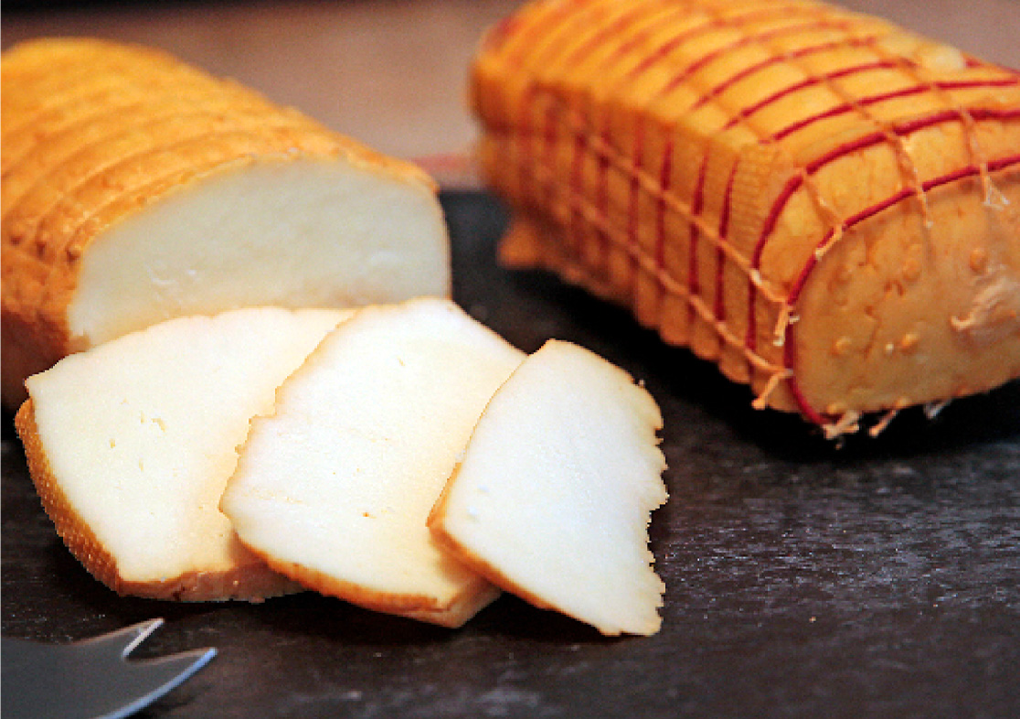 Schwarzer Müller, Räucherkäse der KRABAT Milchwelt, in Scheiben geschnitten