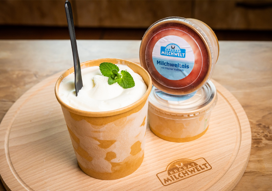 Milchwelteis im Becher auf einem Holzbrett der KRABAT Milchwelt